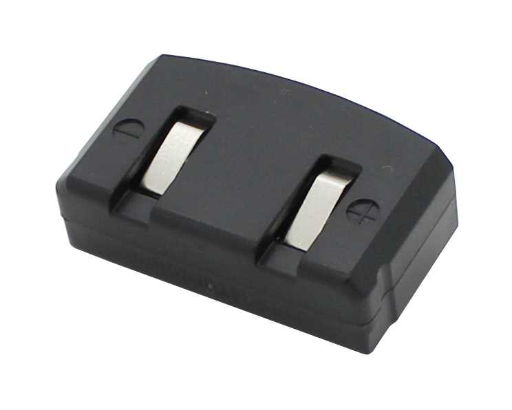 Schwarzer Akkupack mit zwei Metallkontakten und Pluszeichen-Markierung auf weißem Hintergrund