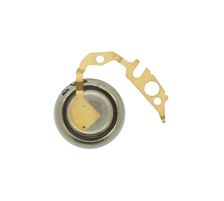 Runde silberne Metallzelle mit goldfarbenem Kontaktblech und zwei runden Aussparungen auf weißem Hintergrund