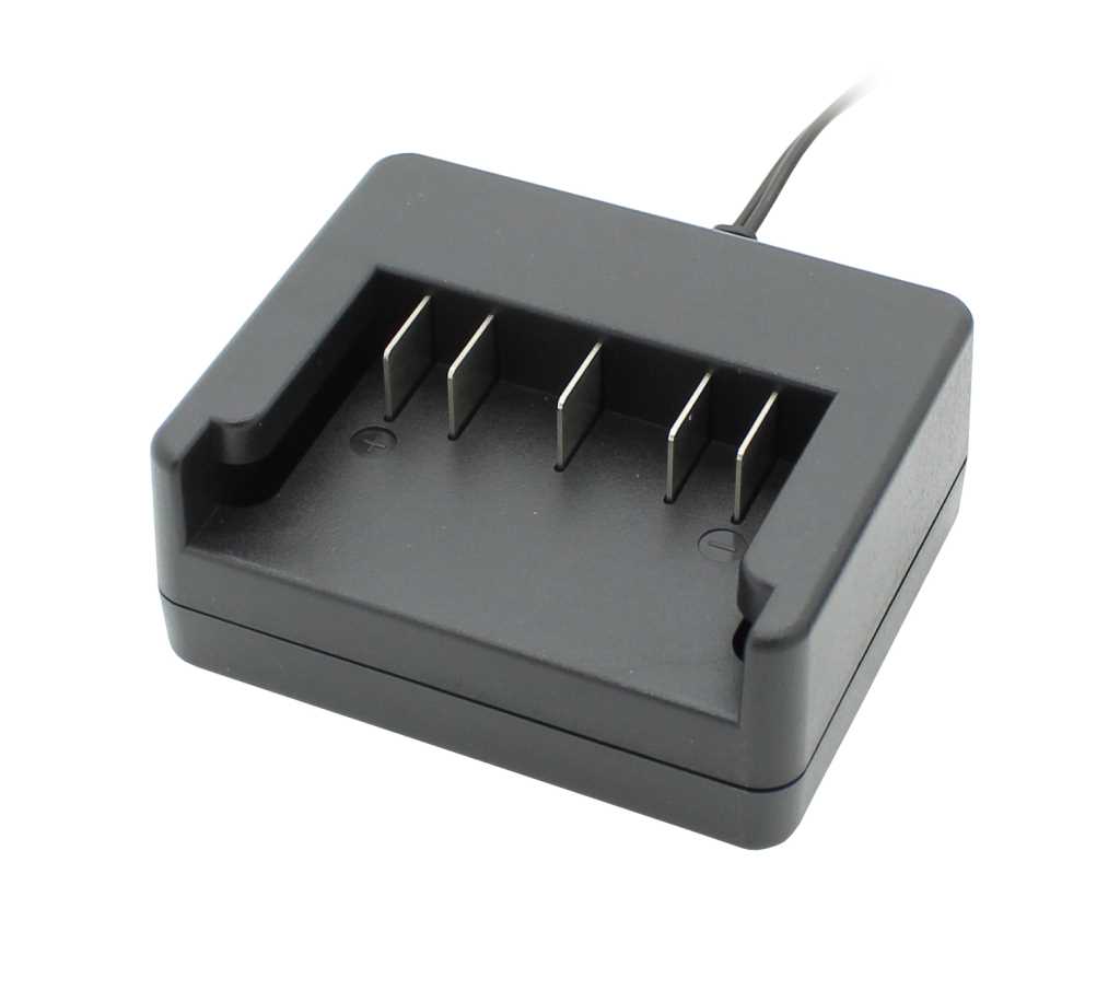 Schwarze Ladegerät-Station mit Einsteckschacht und fünf Metallkontakten, Kabel führt nach hinten rechts