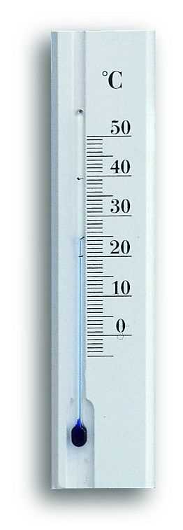 Weißes Wandthermometer mit Celsius-Skala von 0 bis 50 und blauer Flüssigkeitssäule