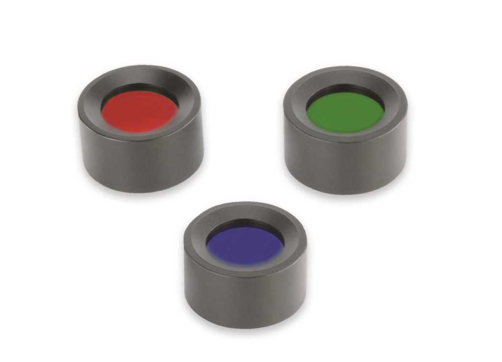 Drei graue zylindrische Einsätze mit farbigen runden Glasflächen in Rot, Grün und Blau auf weißem Hintergrund