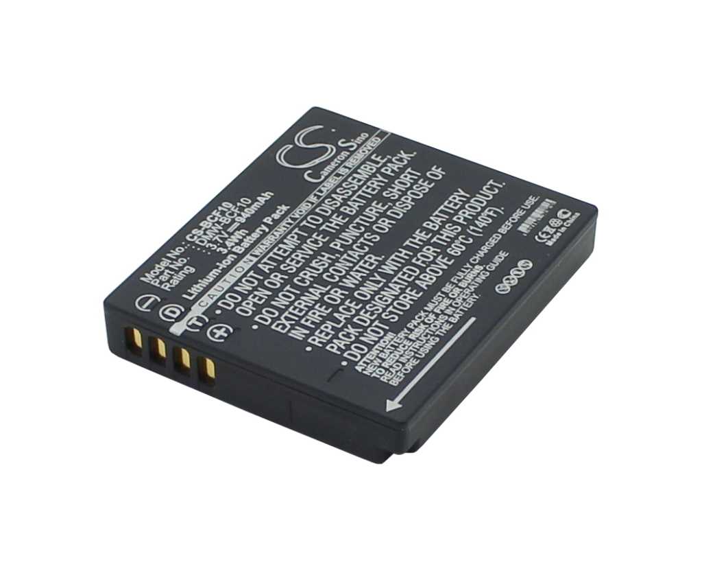 Schwarzer Kameraakku mit vier goldfarbenen Kontakten und weißer Beschriftung, schräg von oben fotografiert