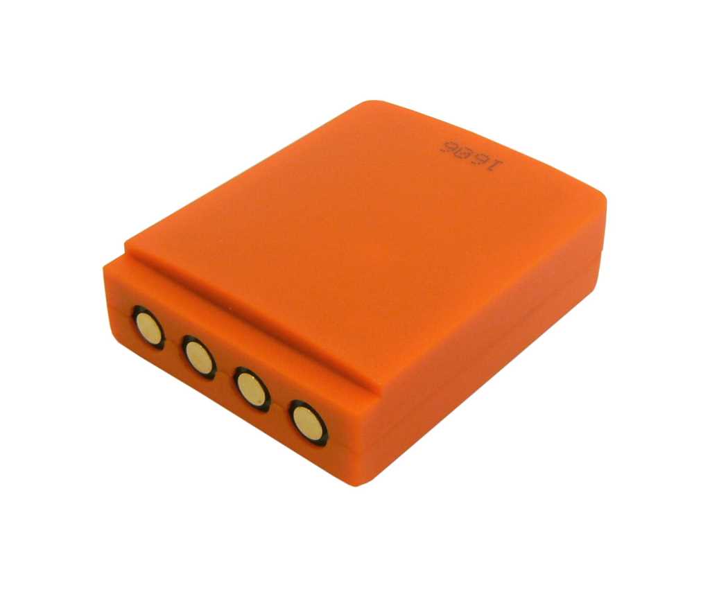 Oranger Akku mit vier runden Kontaktflächen an der Stirnseite auf weißem Hintergrund