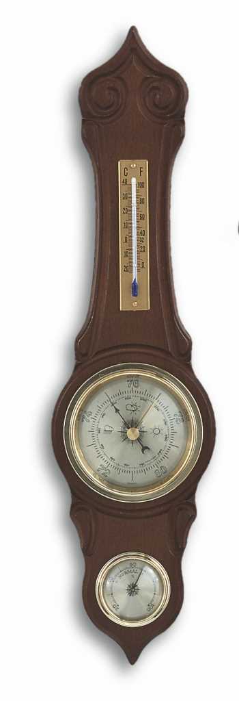 Wand-Wetterstation aus dunklem Holz mit Thermometer sowie zwei runden Skalen in Messingrahmen übereinander