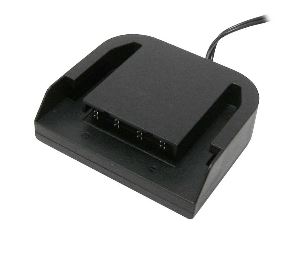 Schwarze Ladestation mit Steckplatz und Kontaktpins, Kabel am rechten oberen Rand sichtbar