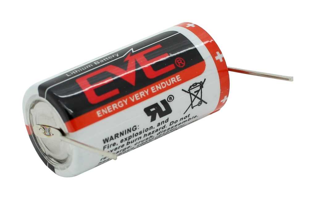 Zylindrische Batterie in Rot-Schwarz-Weiß mit zwei Metallpins an einem Ende auf weißem Hintergrund