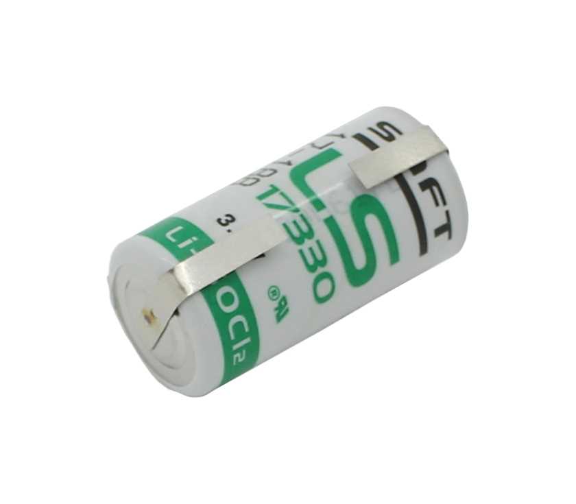 Zylindrische Batterie mit weiß-grünem Etikett und zwei Metall-Lötfahnen in U-Form auf weißem Hintergrund