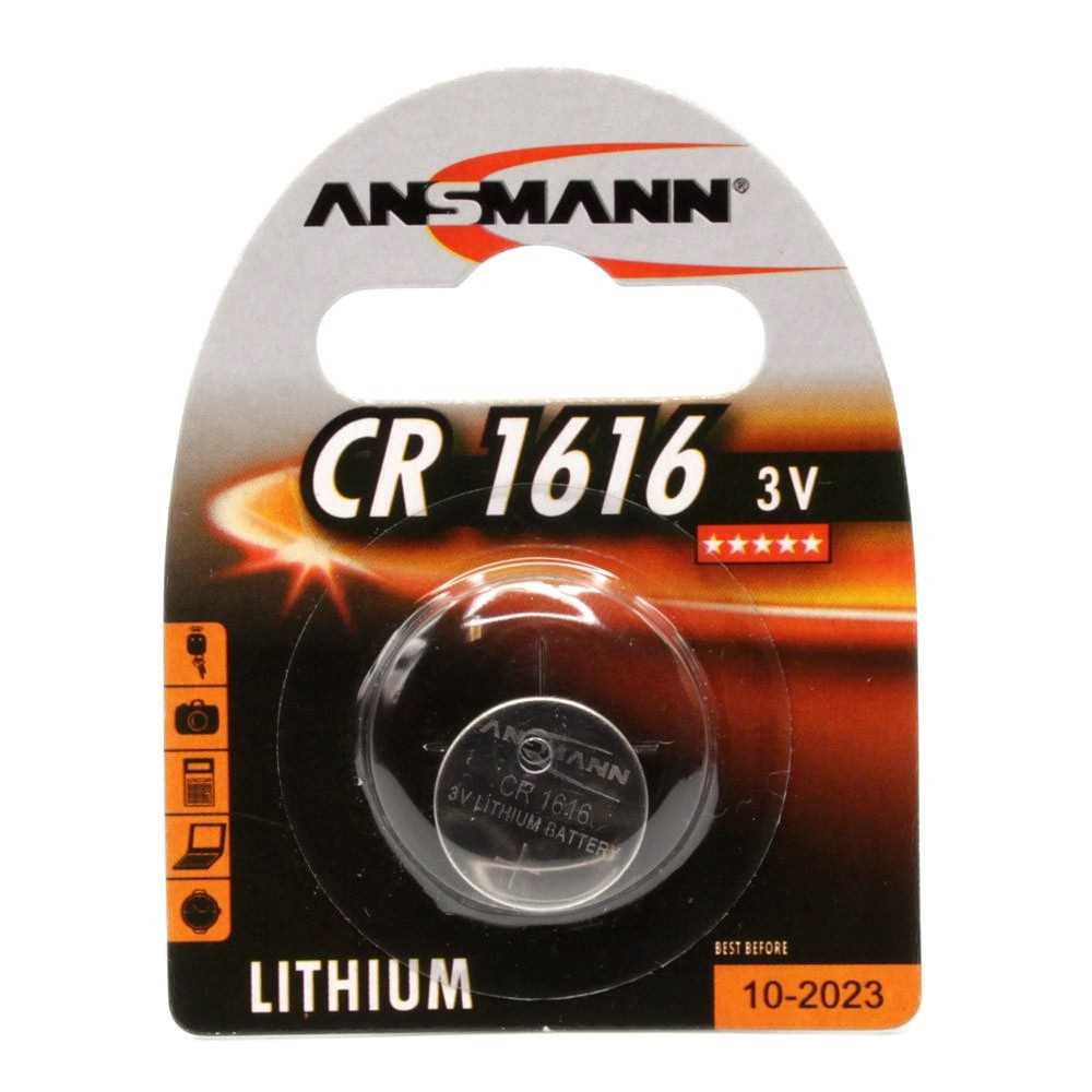 Blisterverpackte Knopfzelle in Kunststoffhaube auf schwarz-roter Karte mit Aufhängeloch und Piktogrammen links