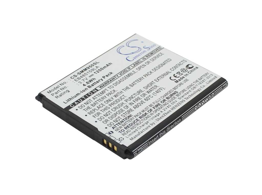 Schwarzer rechteckiger Smartphone-Akku mit weißem Etikett und drei goldenen Kontakten, schräg liegend