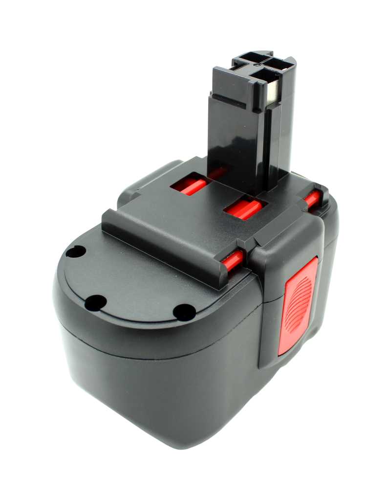 Schwarzer Werkzeugakku mit rotem Entriegelungsknopf und Steckkontakt, freigestellt auf weißem Hintergrund