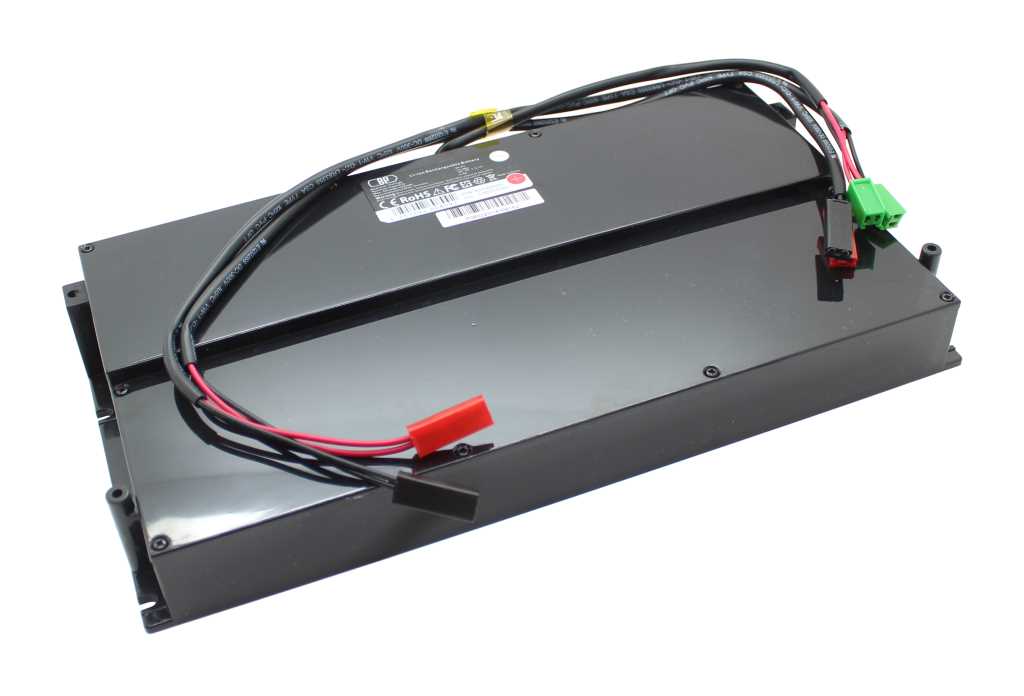 Schwarzer rechteckiger Akkublock mit Kabeln und Steckern in Rot, Schwarz und Grün auf weißem Hintergrund