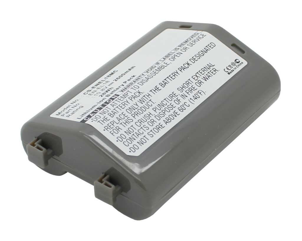 Grauer Kameraakku mit weißem Warnetikett und zwei Steckkontakten an der Stirnseite auf weißem Hintergrund