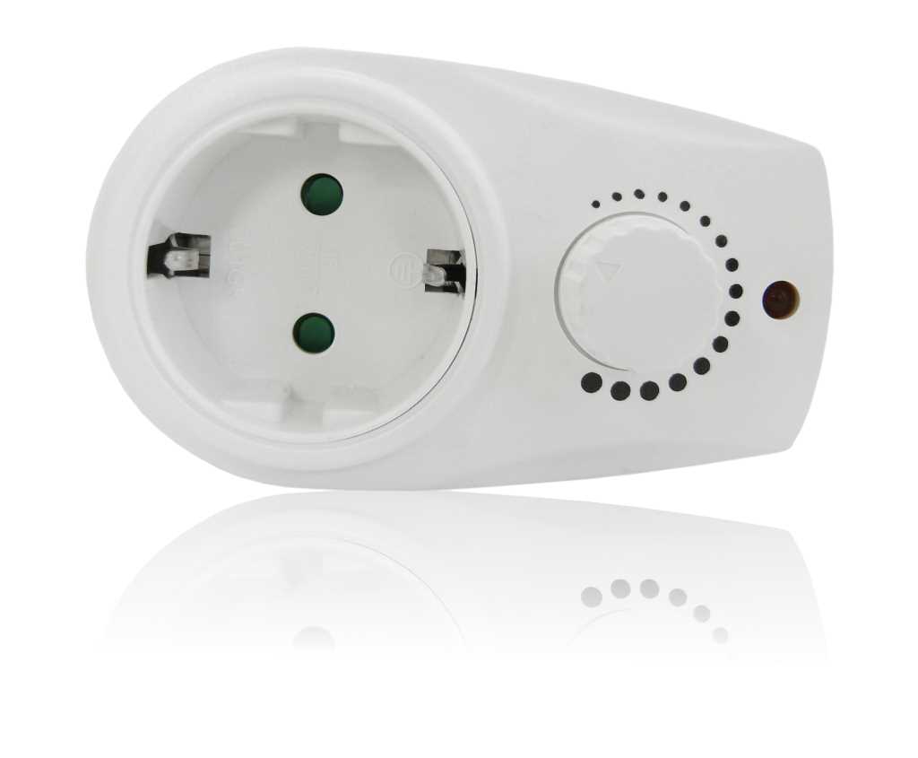 Weißer Zwischenstecker mit runder Steckdose links und Drehregler mit Punktmarkierungen rechts