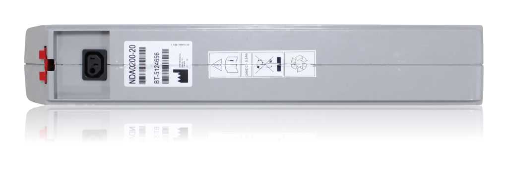 Graues Akkugehäuse mit rotem Verriegelungsclip, schwarzer Anschlussbuchse und mehreren Aufklebern mit Symbolen und Barcodes
