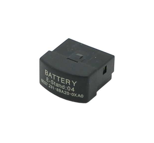 Schwarzes Batteriemodul aus Kunststoff mit abgerundeter Vorderseite und seitlicher Öffnung auf weißem Hintergrund