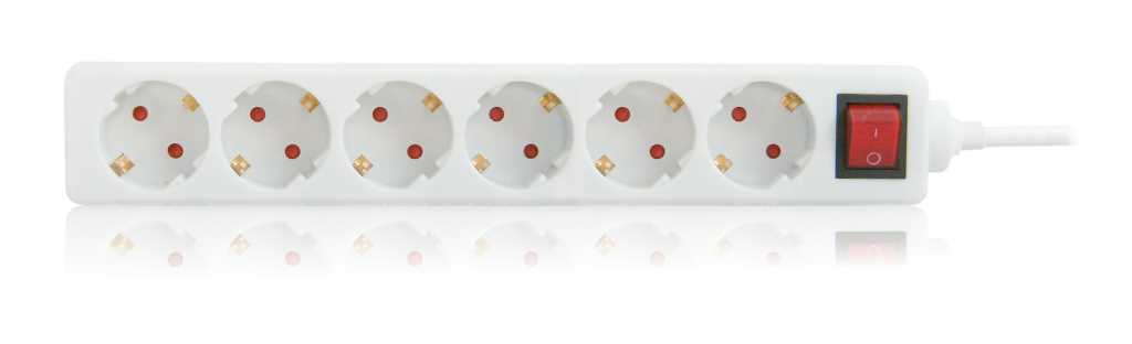 Weiße Steckdosenleiste mit sechs runden Steckplätzen und rotem Ein-Aus-Schalter rechts, Kabel nach rechts führend