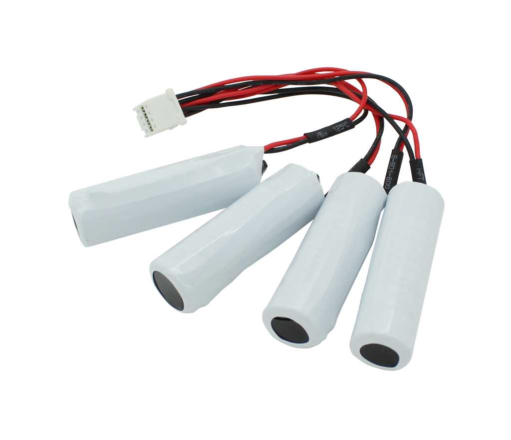Vier zylindrische, weiß ummantelte Batteriezellen mit rot-schwarzen Kabeln und weißem Steckverbinder auf weißem Hintergrund