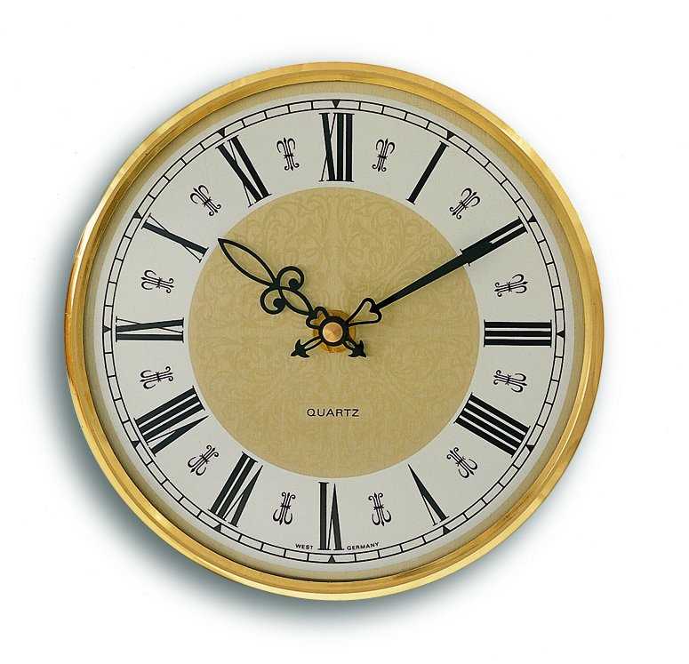 Runde Wanduhr mit goldfarbenem Rand, römischen Ziffern und schwarzen Zeigern auf hellem Zifferblatt mit beigefarbener Mitte