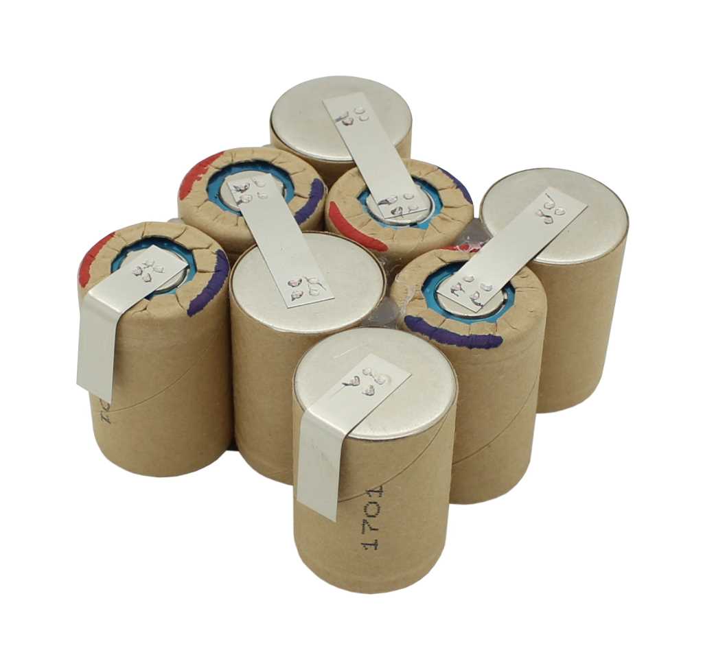 Akkupack aus sieben zylindrischen Zellen mit Lötfahnen, in Papierhüllen gebündelt, auf weißem Hintergrund