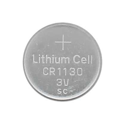 Silberne Knopfzelle mit Pluszeichen oben und geprägter Beschriftung CR1130 3V