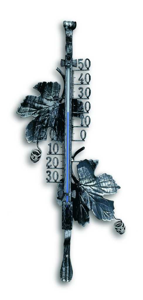 Metallthermometer mit Skala und zwei Zierblättern links oben und rechts unten vor weißem Hintergrund