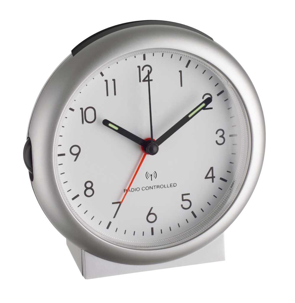 Runder silberner Wecker mit weißem Zifferblatt, schwarzem Stunden- und Minutenzeiger sowie rotem Sekundenzeiger auf 12 Uhr