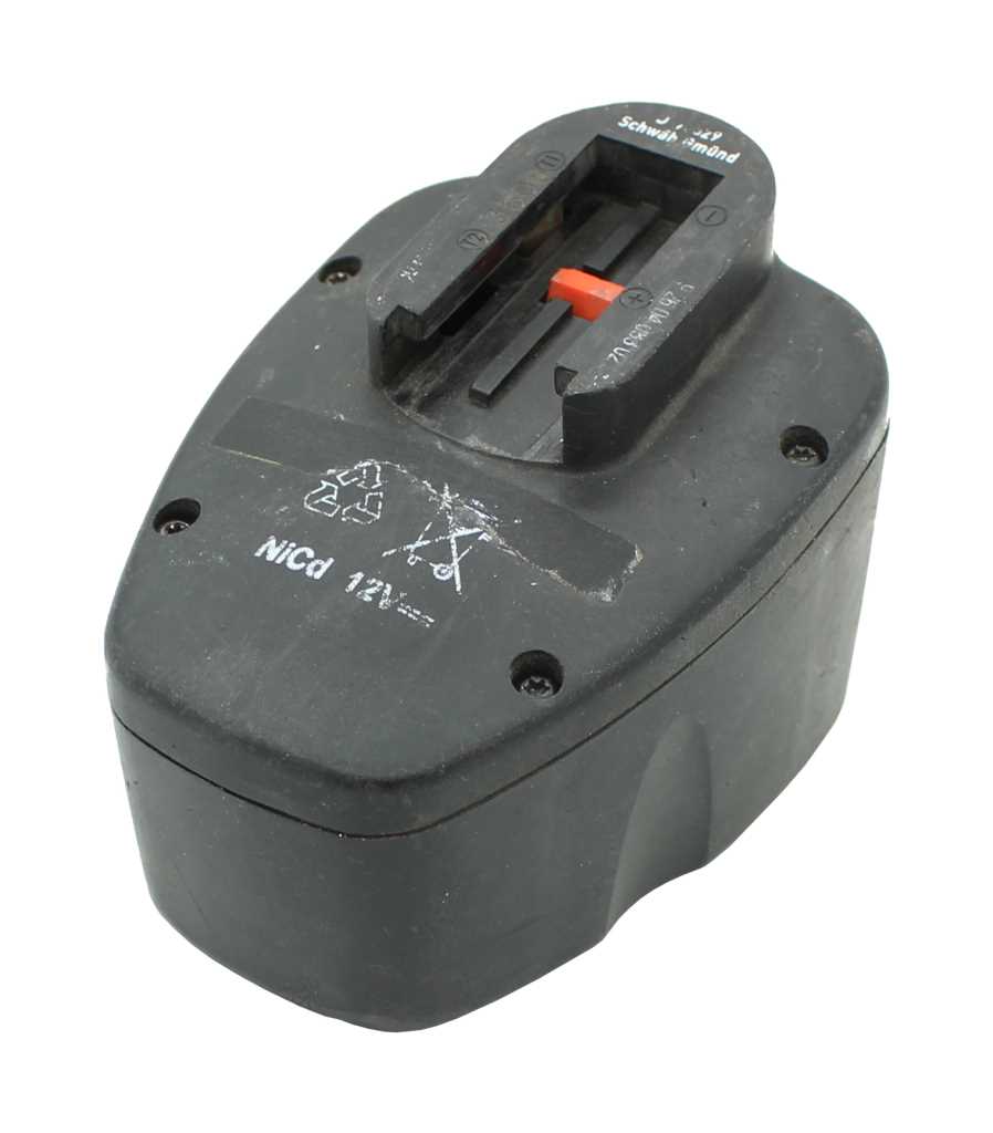 Schwarzer Werkzeugakku mit Steckschacht und rotem Entriegelungsknopf, Gebrauchsspuren und Schrauben sichtbar