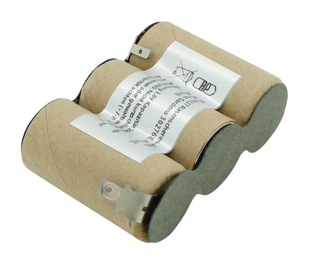 Akkupack aus drei beige ummantelten Zellen mit Anschlusslaschen und weißem Etikett, schräg liegend