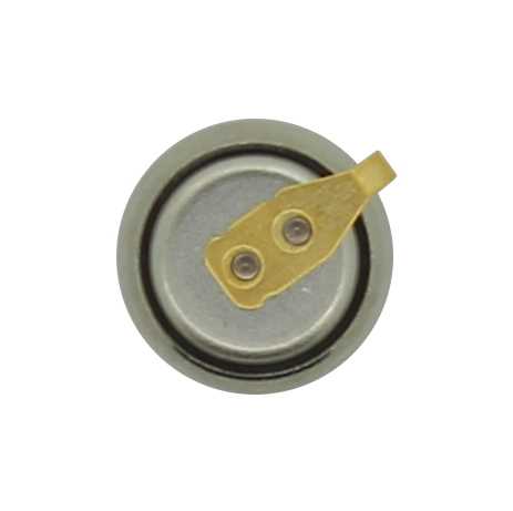 Runde silberne Knopfzelle mit seitlicher goldfarbener Lasche und zwei Kontaktpunkten auf weißem Hintergrund