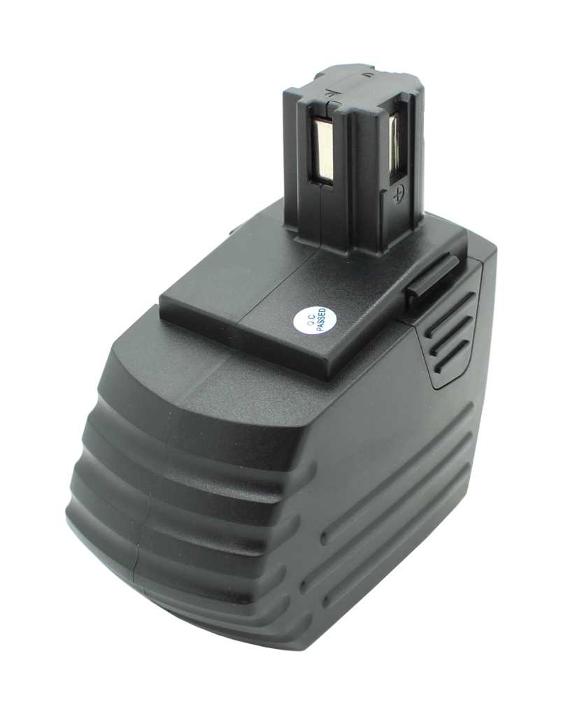 Schwarzer Werkzeugakku mit Steckkontakten oben und seitlichen Rillen, freigestellt auf weißem Hintergrund