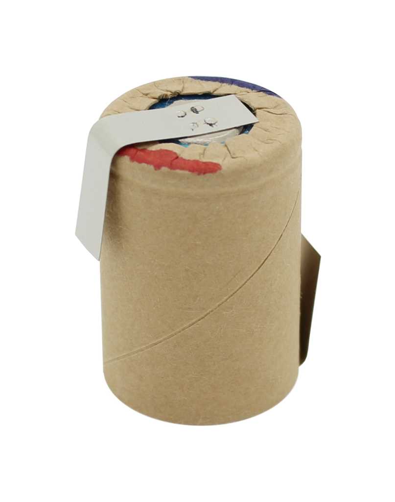 Zylindrische Akkuzelle in brauner Ummantelung mit oben herausstehender weißer Lötfahne in Z-Form