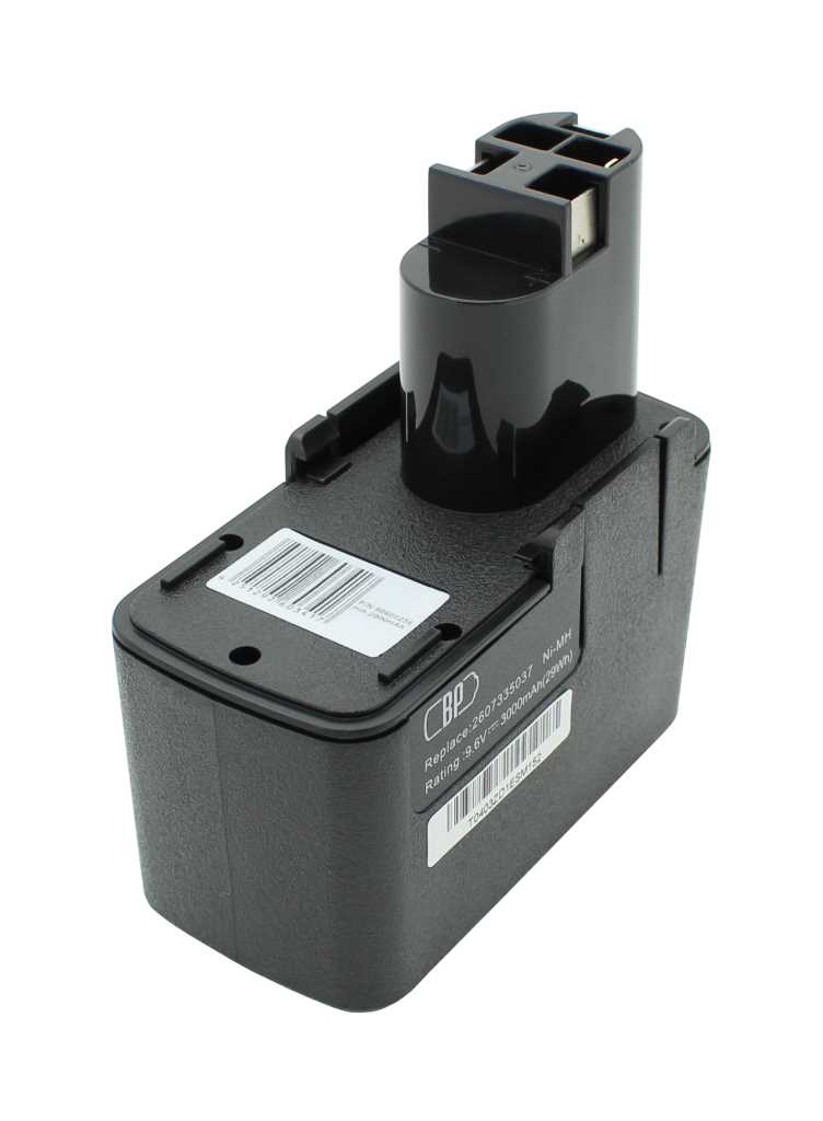 Schwarzer Werkzeugakku mit rechteckigem Gehäuse und zylindrischem Aufsatz mit Steckkontakten auf weißem Hintergrund