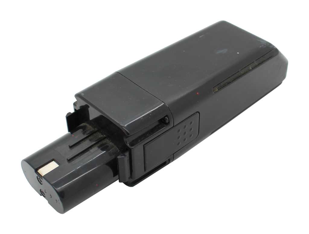 Schwarzer Werkzeugakku mit Steckanschluss und seitlicher Verriegelung auf weißem Hintergrund