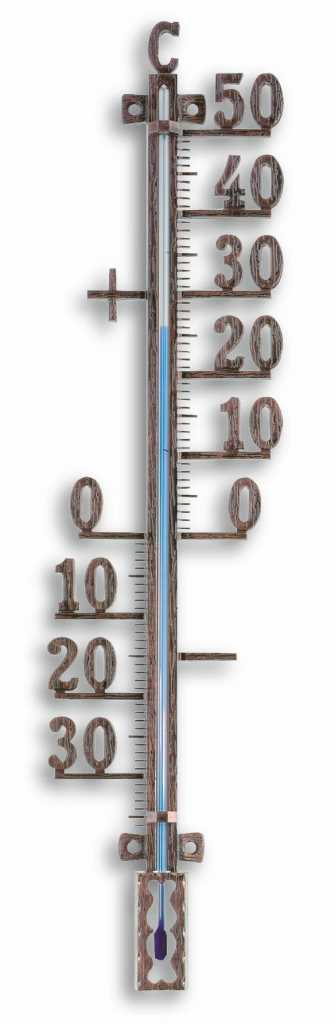 Metallthermometer zum Aufhängen mit Celsius-Skala und blauem Flüssigkeitsröhrchen auf weißem Hintergrund