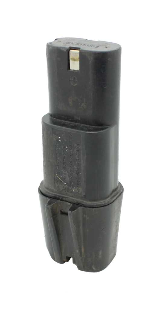 Schwarzer Akkupack mit Metallkontakt oben und geriffeltem Steckfuß, mit Gebrauchsspuren