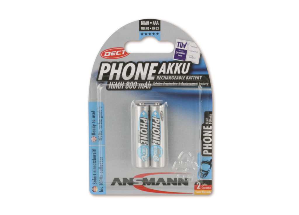 Blisterverpackung mit zwei silbernen AAA-Akkus vor blau-grauem Hintergrund und Aufhängeloch oben