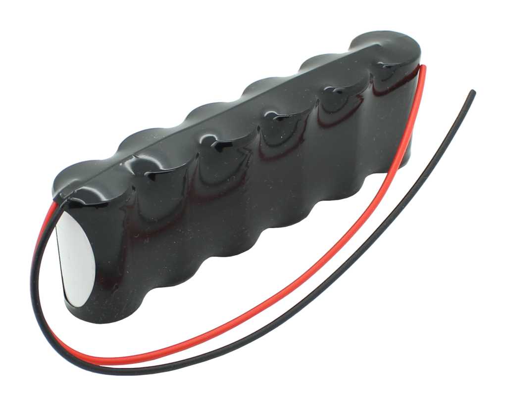 Schwarzer Akku-Pack mit sechs zylindrischen Zellen und rotem sowie schwarzem Anschlusskabel auf weißem Hintergrund