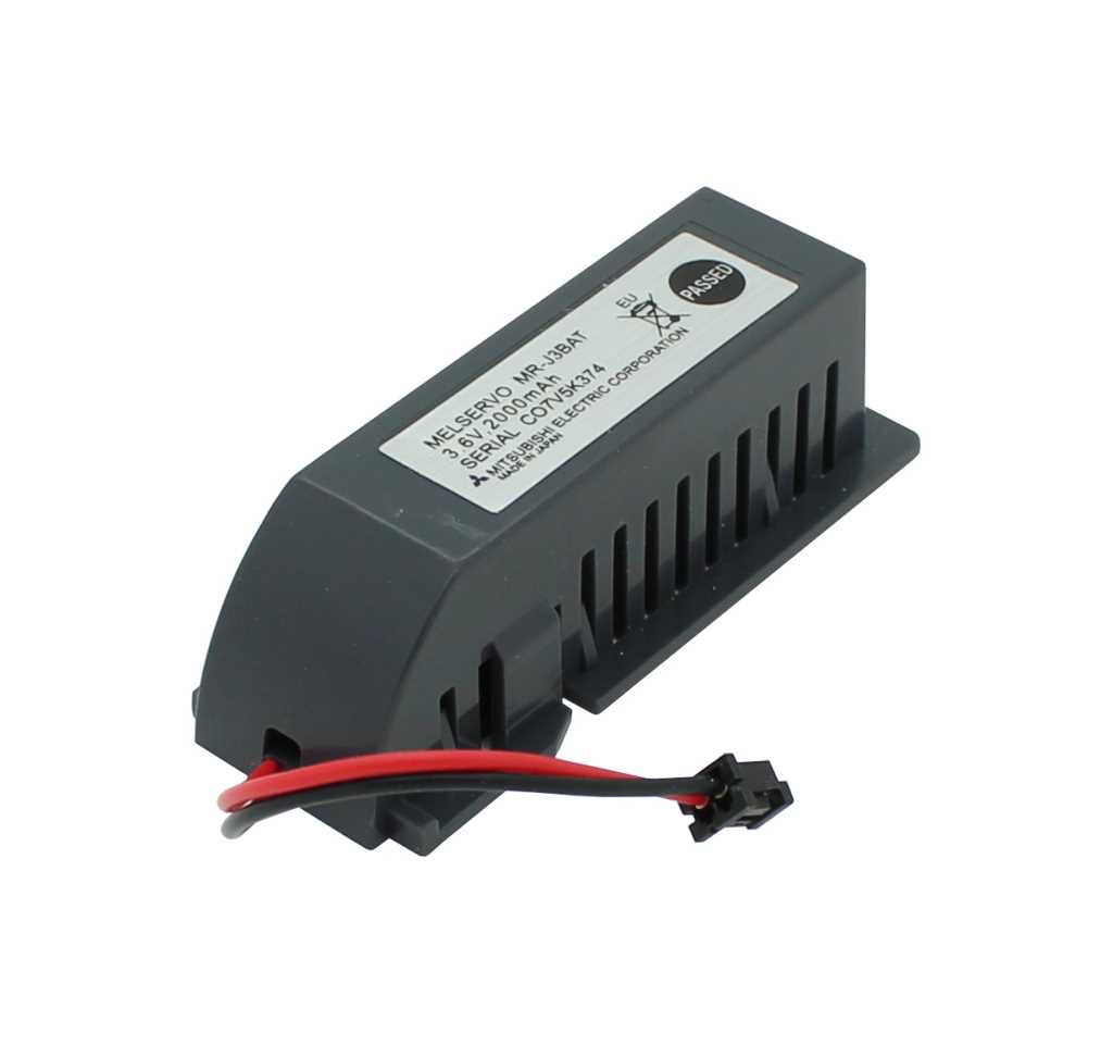 Schwarzes Batteriemodul mit Etikett, Lüftungsschlitzen und rotem sowie schwarzem Kabel mit kleinem Stecker