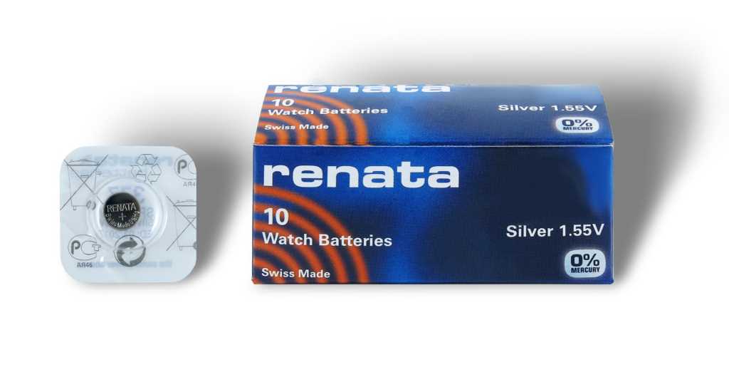 Blaue Schachtel neben Blisterverpackung mit runder Knopfzelle auf weißem Hintergrund