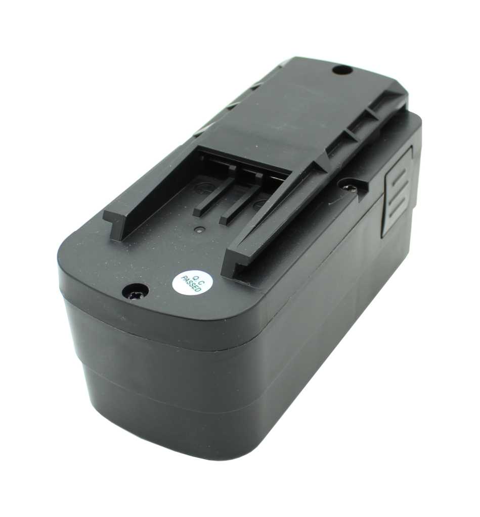 Schwarzer Werkzeugakku in rechteckiger Form mit Führungsschienen und Steckkontakten, schräg von oben fotografiert