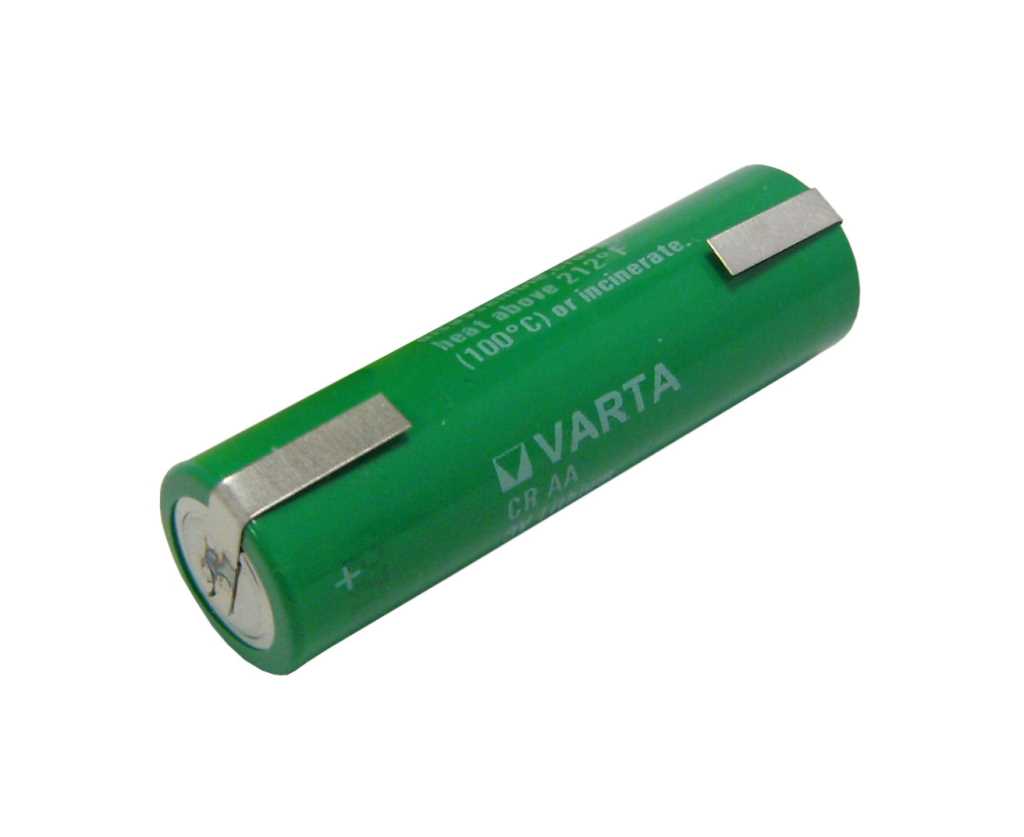 Grüne zylindrische Batterie mit zwei Metall-Lötfahnen, liegend vor weißem Hintergrund