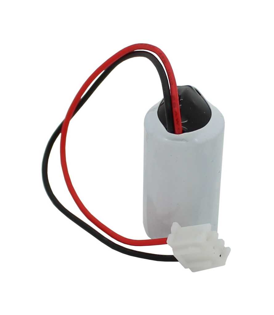 Zylindrische Batterie im weißen Schrumpfschlauch mit rot-schwarzen Kabeln und weißem Stecker auf weißem Hintergrund