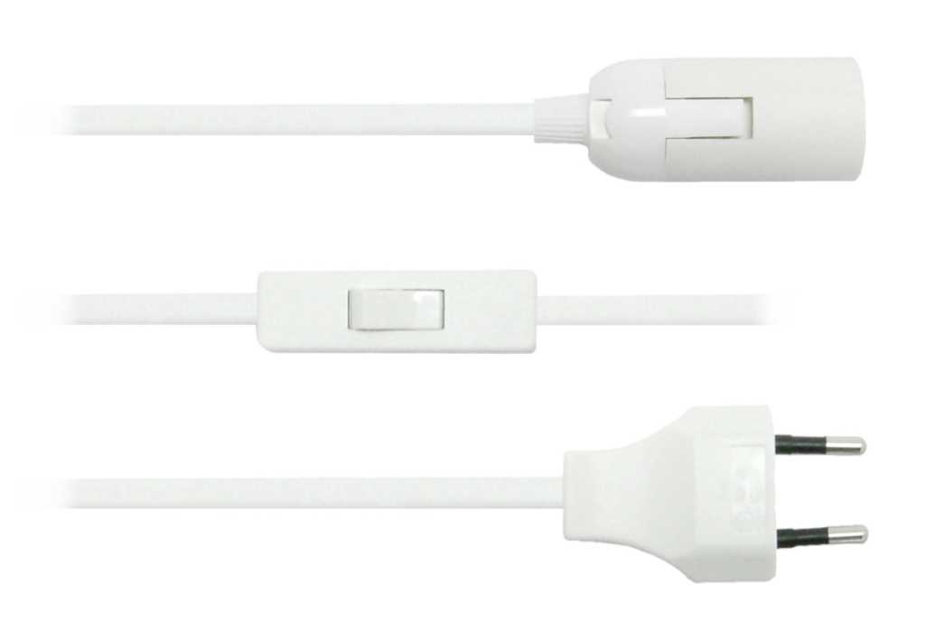 Weißes Stromkabel mit Lampenfassung, Zwischenschalter und Eurostecker auf weißem Hintergrund