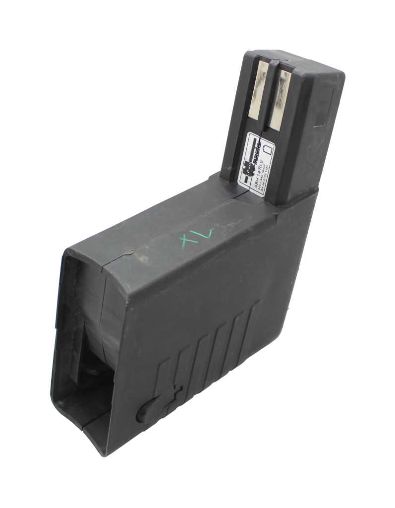 Schwarzer Werkzeugakku mit zwei Metallkontakten, seitlichem Entriegelungsschieber und offenen Steckschacht vorne,