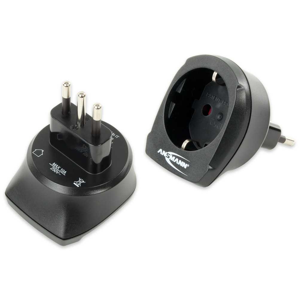 Zwei schwarze Steckadapter, einer mit drei runden Metallstiften, der andere mit runder Steckdose, auf weißem Hintergrund