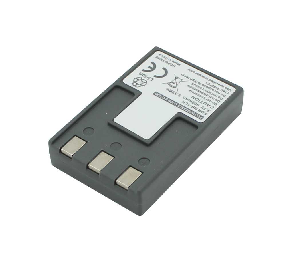 Schwarzer Kameraakku mit drei Metallkontakten und Etikett auf der Oberseite vor weißem Hintergrund