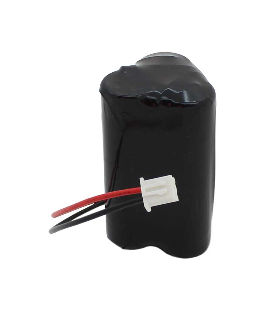 Schwarzer Akkupack mit rotem und schwarzem Kabel sowie weißem Steckverbinder auf weißem Hintergrund