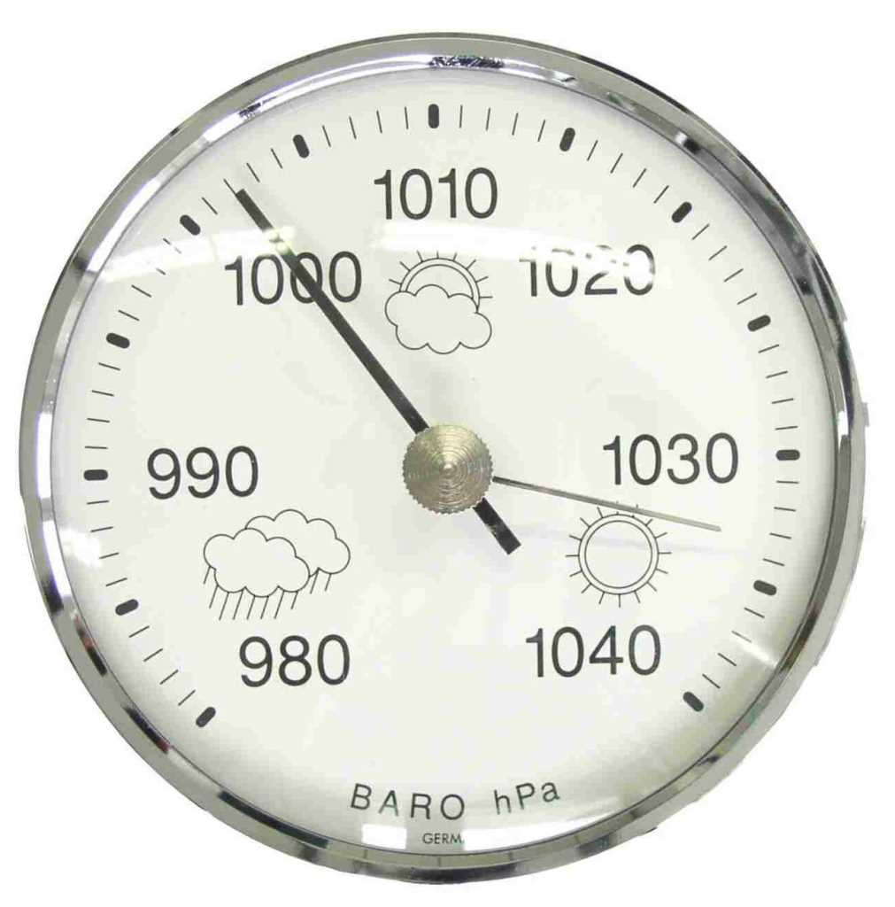 Rundes Barometer mit weißer Skala, schwarzen Zeigern und verchromtem Rand, Symbole für Sonne und Regen