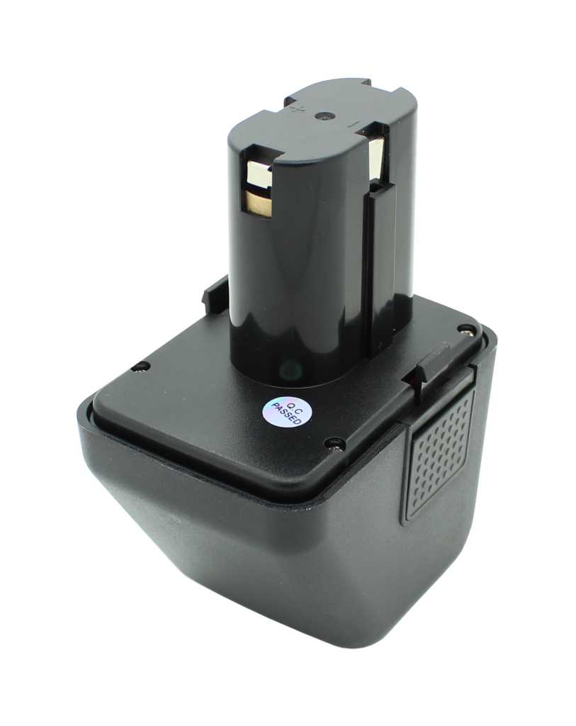 Schwarzer Steckakku mit rechteckigem Fuß und zylindrischem Aufsatz, seitlichen Kontakten und Entriegelungstaste