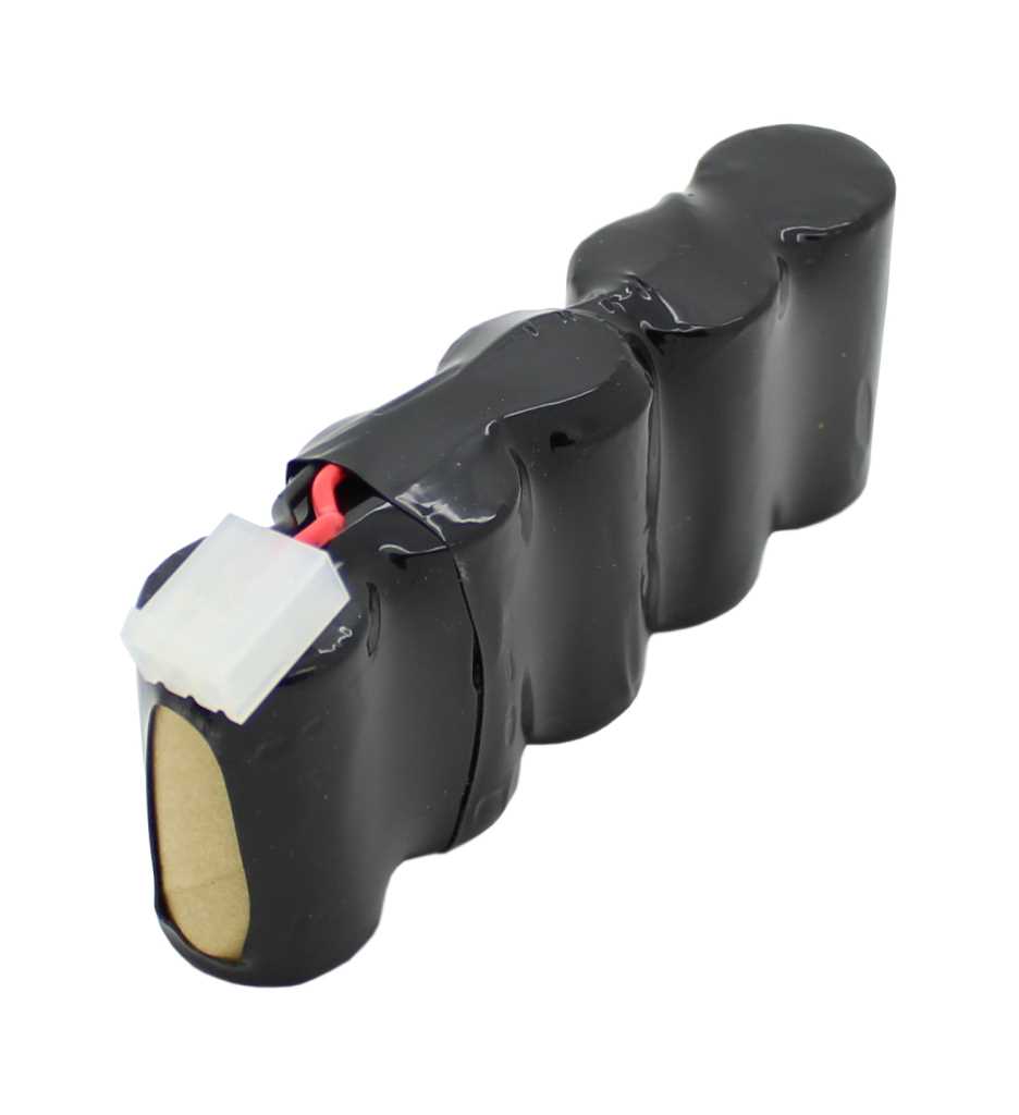 Schwarzer Akkupack aus drei zylindrischen Zellen mit weißem Stecker und roten Kabeln auf weißem Hintergrund